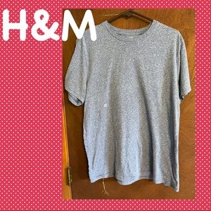 DONATING SOON - H&M Regular Fit Tee⚫️